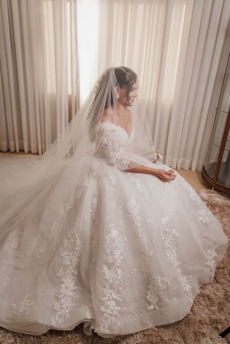 Noiva sentada com vestido de renda e véu