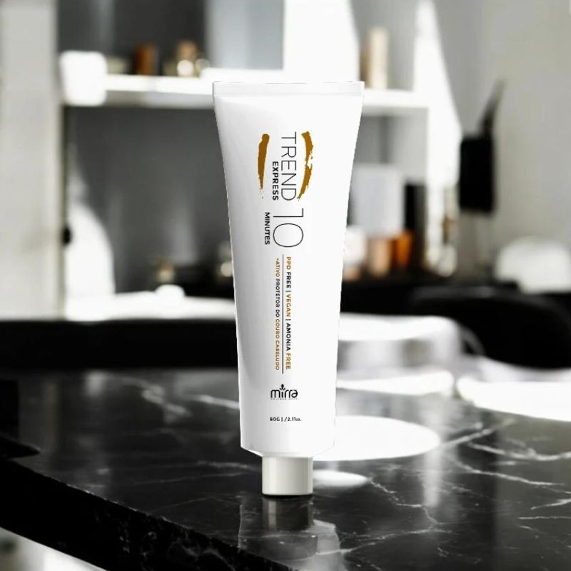 Coloração Mirra Trend Express 10 Minutes: bisnaga branca sobre bancada de mármore preto em salão